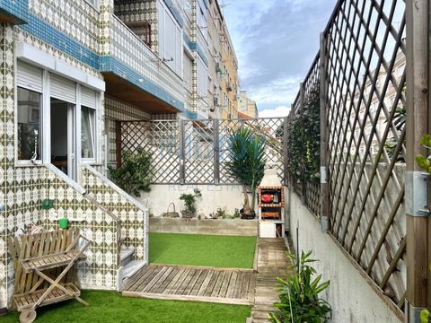 Appartement lumineux de 2 chambres avec terrasse et débarras à Queluz. Situé dans le centre de Queluz, à seulement 3 minutes à pied du palais, cet appartement de 2 chambres a été entièrement rénové il y a environ 10 ans, y compris toute l'électricité...