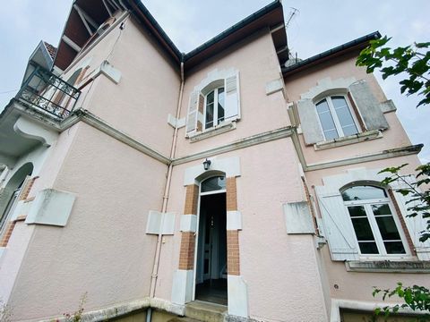 Située à Clermont-en-Argonne (55120), cette charmante maison de 128 m² à 25mn de VERDUN se dresse sur un terrain de 590 m². La ville offre un cadre paisible et résidentiel, proche de toutes les commodités. Avec ses 5 chambres et ses 8 pièces, ce bien...