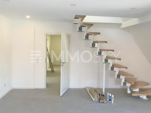 Te koop is een aantrekkelijk appartementengebouw van drie verdiepingen met een luxe interieur. De woning biedt 16 lichte kamers en vier goed uitgeruste badkamers op ca. 342 m² woonoppervlak en een perceel van ca. 450 m². Oorspronkelijk gebouwd in 193...