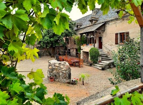 Ce corps de ferme se trouve au calme, à 15 km de Villefranche de Rouergue. Il a conservé des éléments anciens comme son perron, ses parquets en châtaignier et son magnifique pigeonnier. Il offre l'avantage de disposer d'une résidence principale spaci...