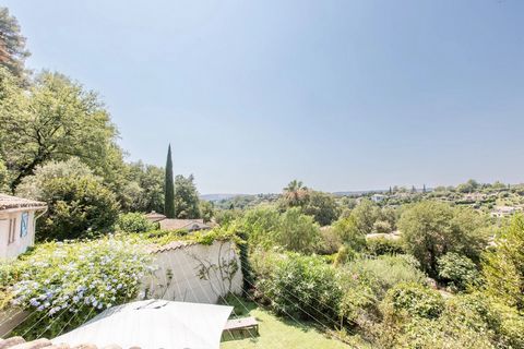 Te koop in Saint Paul de Vence, een mooie, atypische woning vol karakter voor deze halfvrijstaande woning gelegen in een Provençaalse boerderij met 4 percelen. Genesteld in een lommerrijke omgeving, zonder inkijk, in een dominante positie, in absolut...