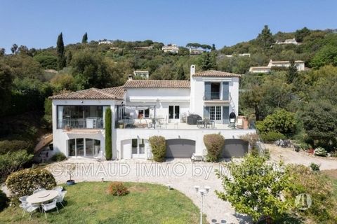 Sur Grimaud, Villa dans un domaine de prestige sécurisé, sur 3750 m² de jardin joliment arboré, avec sa piscine chauffée, benificiant d'une vue mer, se composant d'un hall d'entrée, d'un grand séjour/salle à manger avec une cheminée ouverte, d'une cu...