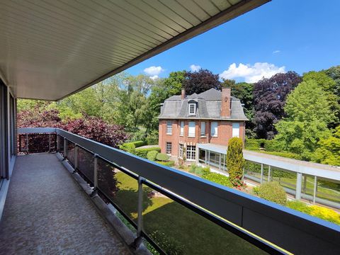 Au cœur de Croix, proche du Parc Barbieux, bel appartement de 54m2 au deuxième étage dans résidence service pour personne âgée ( 60 ans +) L'appartement bénéficie d'une belle luminosité avec de grandes baie vitrées et un grand balcon vue sur le parc ...