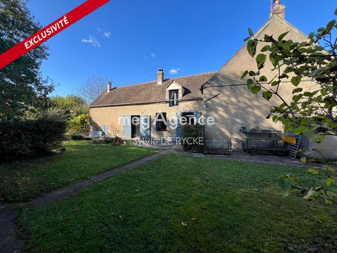 Ensemble de 3 maisons, la première de 90m2, la deuxième de 85m2 et la dernière de 42m2. La Première se compose d'une cuisine avec cuisinière à bois donnant sur la terrasse, un atelier lumineux avec poêle à bois avec accès à l'étage, une belle pièce d...