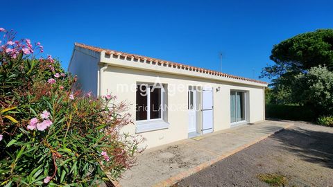 Located in the immediate vicinity of the center of Château-d'Olonne, this house nestled at the end of a dead end benefits from a particularly calm environment. Close to shops, it offers great proximity to everyday facilities. Its southern exposure pr...