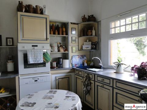 Situé dans le Vimeu, à 20 min de la mer et de la Côte picarde, dans un bourg tous commerces. Ce joli pavillon d'architecte des années 70 est construit avec des matériaux de qualité, avec un sous-sol complet avec celliers, cave à vin, garage, hammam, ...