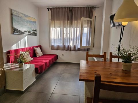 In the heart of Roses, just 2 minutes from the port, this studio with a sleeping cabin is located on the ground floor of a well-maintained building. The 35 m2 apartment consists of a bathroom with shower, a sleeping cabin with a double bed, and a liv...