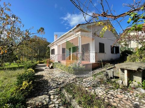 Villa de plain-pied de 2 chambres en bon état située à Loureda, à 10km du centre du village d’Arcos de Valdevez. Cette villa est située sur un terrain abondant de 1260m2 et comprend : 2 chambres, 1 salle de bain complète, salon, cuisine équipée, gard...