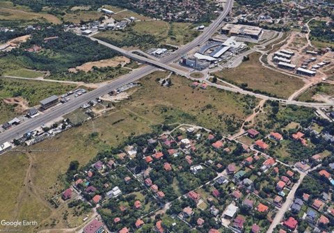 Terrain de 1600m2 dans la partie basse du quartier Simeonovo, à 200m du périphérique, du centre commercial Ring et d’Ikea, future station de métro et connexion directe au périphérique. Terrain plat de forme régulière, accès depuis la rue 82, face à 2...