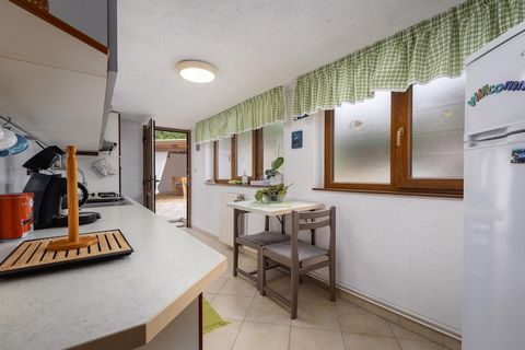 Cette maison spacieuse à Porec est un hébergement idéal pour jusqu'à 6 personnes, offrant un espace confortable et entièrement équipé à quelques pas de la plage. La propriété dispose de deux chambres confortables et d'une variété d'équipements qui s'...