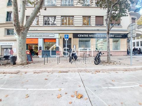 À deux pas du métro et des Terrasses du Port, ce local de 150 m² allie praticité et emplacement de choix en sous-sol est une opportunité que peu de biens peuvent offrir. Sa hauteur sous plafond de 3 m et porte blindée font un lieu parfait pour du sto...