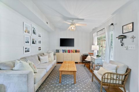 This darling Brentwood Bungalow with bamboo floors and designer touches throughout will melt your heart! The sprawling private backyard promotes your zen state of mind surrounded by towering trees and a view of the creek. Brentwood is a trendy and po...