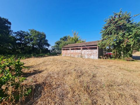 Nur einen Steinwurf vom Dorf entfernt, im Herzen der Weinberge, entdecken Sie dieses Grundstück von ca. 591 m2. Nach Süden ausgerichtet, gut proportioniert, mit Lebensmöglichkeiten in unmittelbarer Nähe, außerhalb der Unterteilung, wird es seinem zuk...