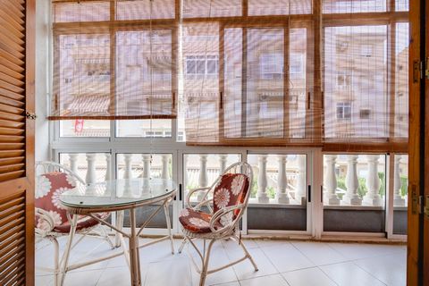 Découvrez cet appartement situé dans le quartier recherché de Playa de los Locos, Torrevieja. Ce bien accueillant dispose d'une chambre lumineuse équipée d'un grand placard intégré offrant suffisamment d'espace pour ranger toutes vos affaires. Situé ...