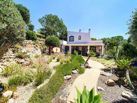 De woning is gelegen op een heuvel op het zuiden met veel privacy. Het hele land is aangelegd met bomen en struiken, bloemen en kleine paden met een ontspanningsruimte. Het profiteert van een prachtig uitzicht op de velden. Het huis is in uitstekende...