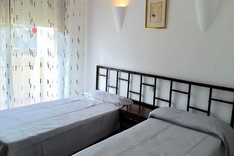 L'appartamento in Estartit dispone di 2 camere da letto (una delle quali è separata dal soggiorno da una tenda) e può ospitare 4/5 persone. Questo alloggio copre una superficie di 50 m² e offre piacevoli viste sul giardino. Troverai tutto ciò di cui ...