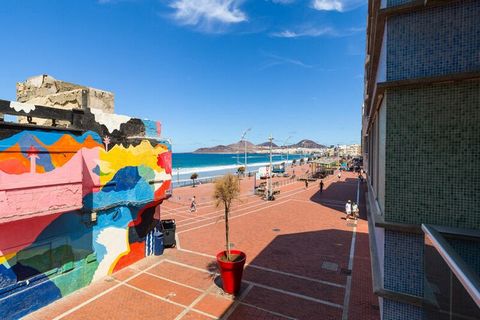 Welkom in dit vakantieappartement met één slaapkamer en een bed van 1,4 meter breed en 2 meter lang, gelegen op slechts enkele meters van het zwarte zandgedeelte van La Cicer aan het strand Las Canteras in de levendige wijk Guanarteme. Het pand biedt...