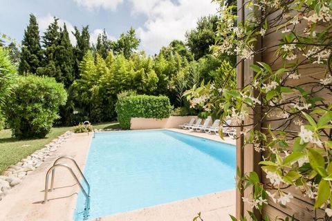 A Cannes, sur les hauteurs du quartier de La Bocca, et au pied du massif de la Croix des Gardes, la Résidence Villa Livia implantée dans un jardin arboré, profite d'un cadre calme et tranquille. La plage se situe à 800 m et les commerces et restauran...