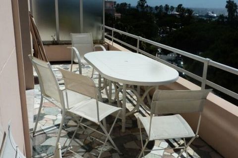 Beau T2, double terrasse, vue unique sur la Croisette ArrayL'appartement est très bien situé, sur le boulevard de la Croisette, à 5 minutes à pied de la PLAGE et à 20 minutes du Palais des Festivals. Il possède une double TERRASSE de 25m2 avec superb...