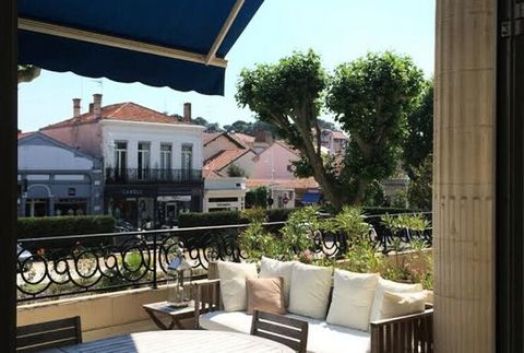 In a luxury residence, 75 m² T4 apartment for 6 people in the center, direct access to all shops and central beach of Arcachon, on the 1st floor in duplex with south-facing terrace, entrance, large living room opening onto the terrace (with table, ch...