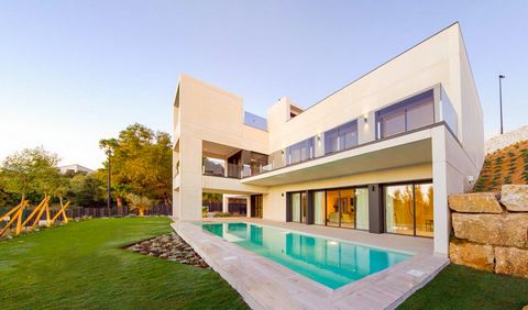 Betreten Sie das moderne Leben mit dieser architektonisch beeindruckenden Villa in Benalmádena. Mit klaren Linien gestaltet und mit großen Fenstern geschmückt, ist diese Residenz ein Meisterwerk moderner Ästhetik, eingebettet in einen sicheren, umzäu...