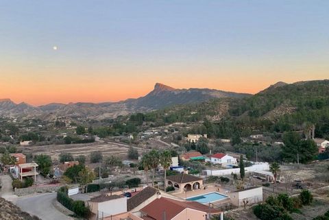 *Escápese al paraíso en esta lujosa villa en venta. Disfrute de una piscina privada y ducha al aire libre, rodeado de un jardín de 1200 metros repleto de varios árboles frutales *. La villa, meticulosamente renovada en 2022, cuenta con una *casa de i...