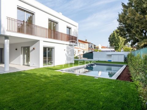 Vrijstaand huis met 4 slaapkamers en hedendaagse architectuur, in de laatste fase van de bouw in Lourel, Sintra. Gelegen op een perceel van 579 m², is het huis als volgt verdeeld over 3 verdiepingen: Begane grond: Entree, hal, woonkamer met open haar...