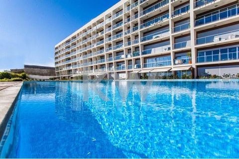 Appartement situé au Parque das Nações, dans la prestigieuse copropriété privée MetroCity, avec deux piscines extérieures, jardins, aire de jeux et sécurité 24h/24. Appartement avec magnifique balcon, mesurant 6m2, cuisine entièrement équipée et meub...