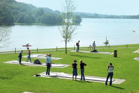 Charme du bord de lac et confort douillet Nichée dans la paisible région du ValJoly, cette spacieuse maison de vacances offre un havre de paix aux familles, aux amis et aux amoureux des animaux. Doté d'un poêle à bois chaleureux, d'un salon chaleureu...