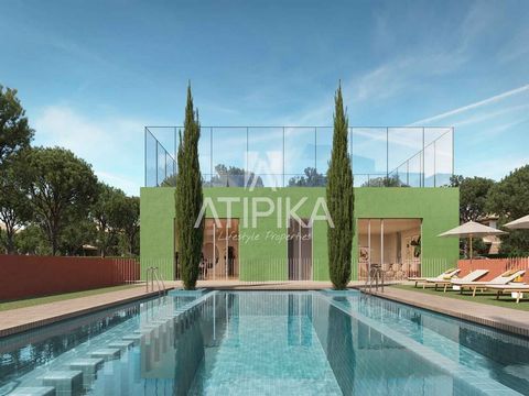 This impressive apartment is part of an exclusive collection of new residences in Platja d'Aro. The property provides access to a wide range of amenities, including communal pools, padel tennis court, a modern gym, children's play area, coworking spa...