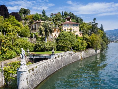 Dit spectaculaire pand is een van de meest historisch belangrijke huizen aan het Lago Maggiore. Het landgoed ligt te midden van een prachtig beplante, besloten tuin, met 500 meter aan meergevel, en is uniek vanwege de eclectische en postromantische s...