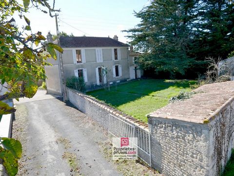 VENDEE 85400 LAIROUX Maison 2 chambres, dépendance, le tout sur 2397 m² de terrain présentées par Jean-Claude FAUCON à 250 000 euros honoraires charge vendeur. Située à 10 mn de Luçon et 20 mn de la mer, cette belle Bâtisse en pierre propose de beaux...