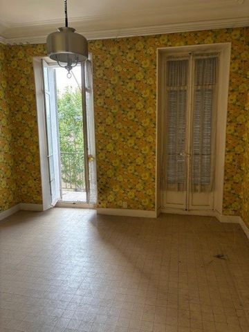 Appartement traversant situé au 2ème étage sans ascenseur dans un immeuble ancien.