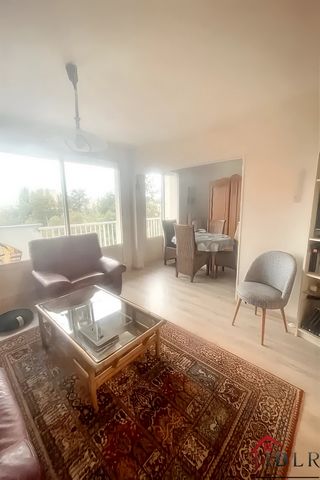 Bright apartment with balcony, garage and cellar in Besançon Rue Tristan Bernard This type 4 apartment of 67 m2 with magnificent views is in excellent condition. It is located on the 6th floor with elevator and consists of an entrance with cupboard, ...