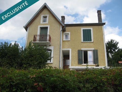 Maison traditionnelle entourée de verdure