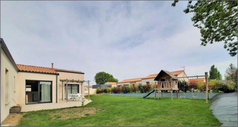3 chambres, 1 bureau, double garage, bel espace en pelouse.