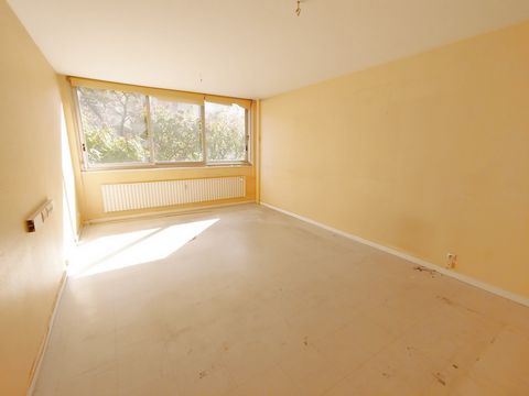 L'agence Bonnabelle, forte de ses 99 ans d'expérience, a le plaisir de vous présenter à la vente UN LOCAL COMMERCIAL totalisant 96 m2, situé à NANCY CENTRE proche gare, des commerces, des transports et de nombreuses autres commodités. Venez découvrir...