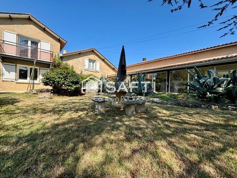 Belle maison familiale : 4 chambres, 2 salles de bains, piscine, pool house, double garage et joli jardin arboré.