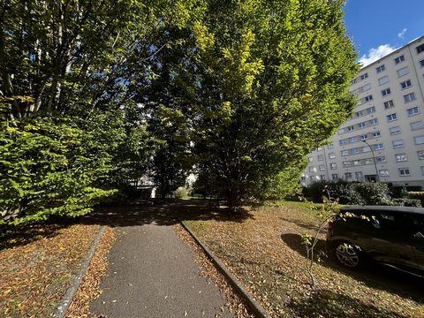 SAINT-ANDRÉ-LES-VERGERS : dans une copropriété en bon état de présentation avec ascenseur. Venez découvrir cet appartement en bon état de présentation, il vous propose une entrée, un séjour-salon avec accès sur un balcon, une cuisine équipée et aména...
