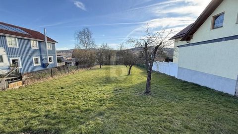 Zum Verkauf steht ein attraktives Baugrundstück in Helsa-Eschenstruth mit einer Gesamtfläche von 724 m². Das ebene Grundstück befindet sich in einer ruhigen Wohngegend ohne Hanglage. Es ist derzeit nicht erschlossen, wodurch individuelle Planungsmögl...