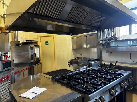 VENDITA ATTIVITA' DI RISTORAZIONE E LOCAZIONE DELLE MURA Il ristorante in vendita si trova nel cuore del centro storico di Viterbo, a pochi passi dalle principali attrazioni turistiche della città. Si sviluppa interamente al piano terra e dispone di ...