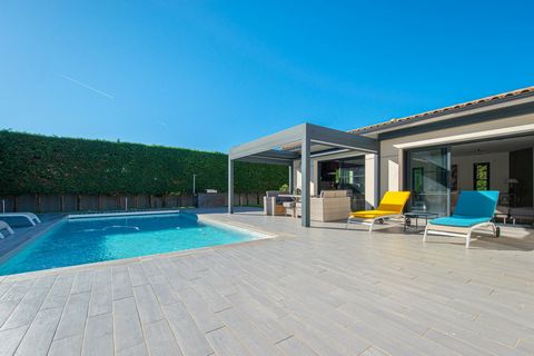 Maison contemporaine, 3 chambres, double garage, piscine