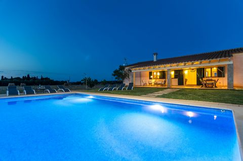 Enjoy this small piece of Majorcan countryside in Muro and discover the beauty and comfort of the home that will make your holiday unforgettable. There are a mobile barbecue and garden furniture on the terrace for you to enjoy meals in the open air. ...