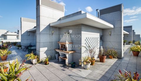 Excellent penthouse of luxury , inserted in a condominium of reference. This property , for sale , benefits from 24 hours concierge, gym , squash, children's playground and swimming pool indoor. High quality construction and finishes, with areas of v...