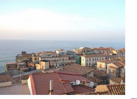 2-bedroom house in the Centro Storico of Pizzo Calabro. Currently being used as a family home, in a good location, close to all the main services such as post office and the main Piazza in Pizzo, Piazza della Republica or as the locals call it, the '...