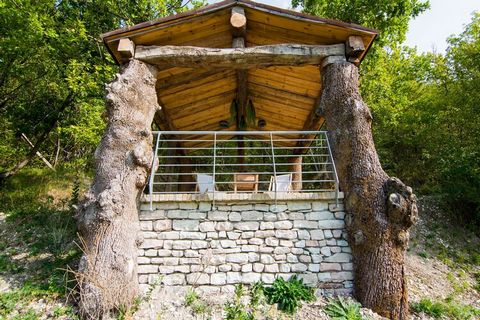 Traditionele stenen villa met 4 slaapkamers in Acqualagna, ingericht in chique landelijke stijl, gelegen in de heuvels van het binnenland van Marche, met een prachtig uitzicht op natuurpark Sasso Simone en Simoncello. Ideaal voor gezinnen en groepen ...