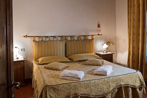 Spend your holidays in this apartment with shared pool in the heart of Chianti Classico, near Greve in Chianti. Housed in a farm, the apartment is within walking distance of a medieval castle. This 2-bedroom apartment is ideal for families. Greve has...