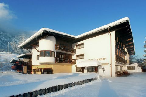 Diese einmalige, frei gelegene Unterkunft befindet sich mitten in Tirol, südlich der Festungsstadt Kufstein. Das ehemalige Hotel ist jetzt ein großes Ferienhaus. Das macht es zu einer idealen Unterkunft für Gruppen, Familien und andere große Gesellsc...