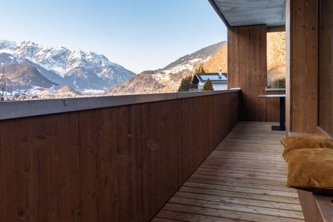 Dit luxe appartement ligt op de tweede etage van één van de twee gebouwen van het kleinschalige appartementencomplex Resort Silvretta. Het ligt op maar ca. 600 m. van het dalstation van de gondel (Zamang Bahn) met aansluiting op het skigebied Silvret...