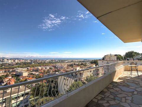 Not far from Nice airport, the city center and schools, this house of 170m² is divided into two apartments of about 80m², it is located on the commune of Saint-Laurent du Var. On the ground floor, an apartment with an entrance, a living room with fir...